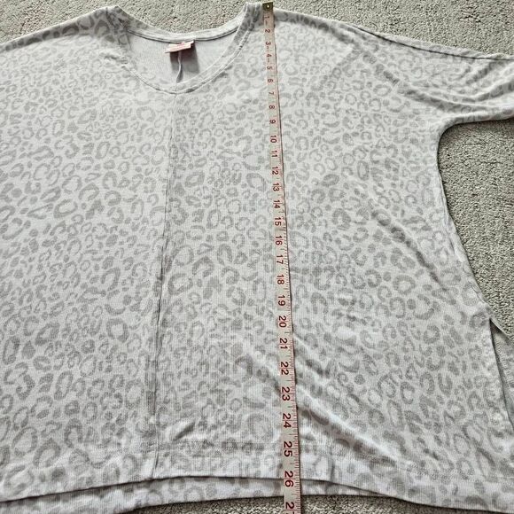 3/$15 Laurie Felt Modal Dolman Sleeve Relaxed Top in Grey Leopard Size XS/S - Picture 6 of 6
